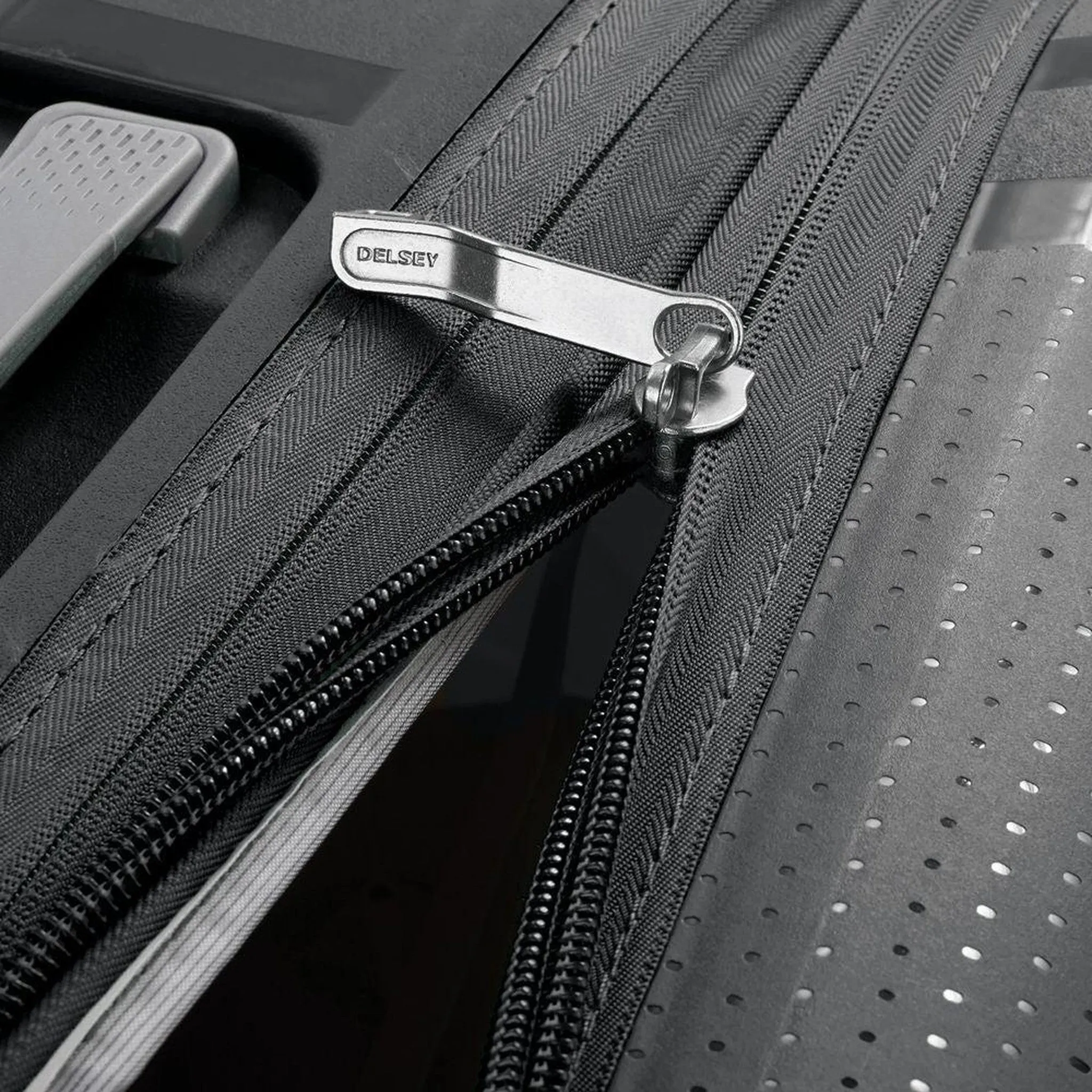 Delsey Clavel 25" Expandable Spinner Upright