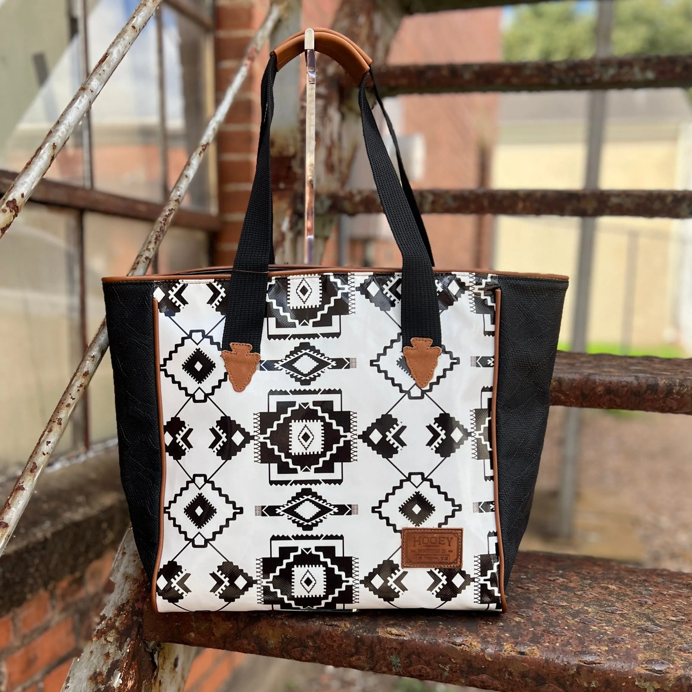 HOOEY  "WHITERIVER" WHITE/BLACK AZTEC PATTERN CLASSIC TOTE PURSE