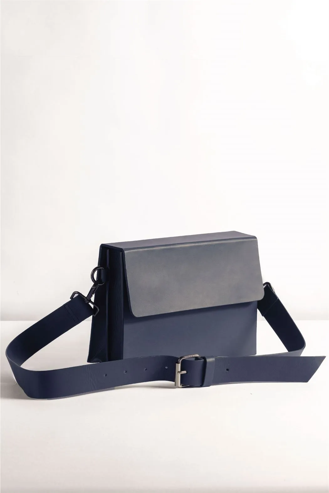 Tanned   I   Quad Messenger      Navy  TO/QM-NVY  I Leather Bag