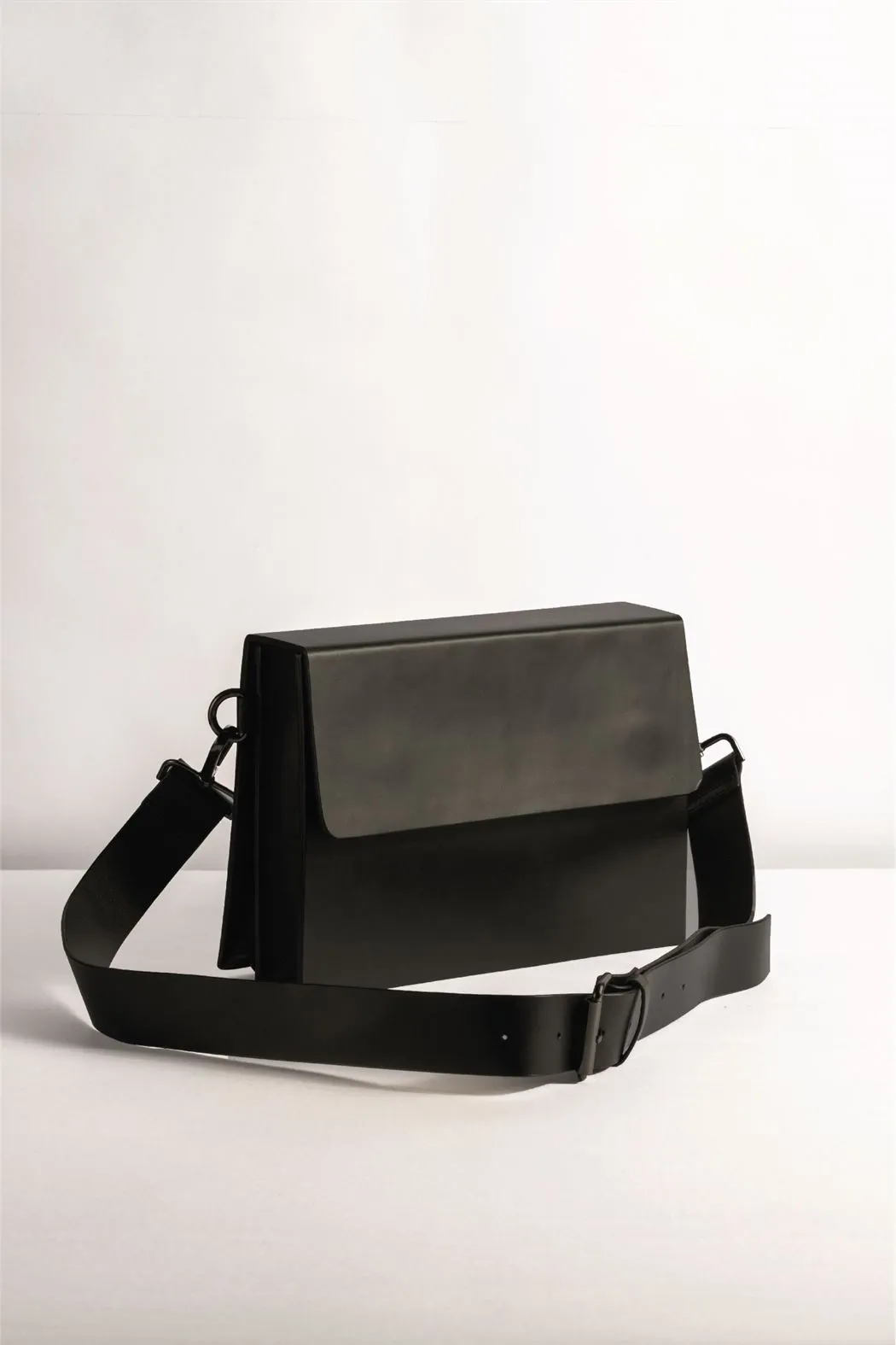 Tanned   I   Quad Messenger    Sling, Cross Body  Black  TO/QM-BLK  I Leather Bag
